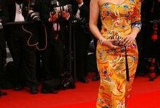 龙袍最新爆料视频播放,最新爆料视频带你领略古代皇权服饰的神秘魅力